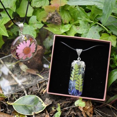 STRAWBERRY FIELD HANDMADE NECKLACE WITH FOLIAGE